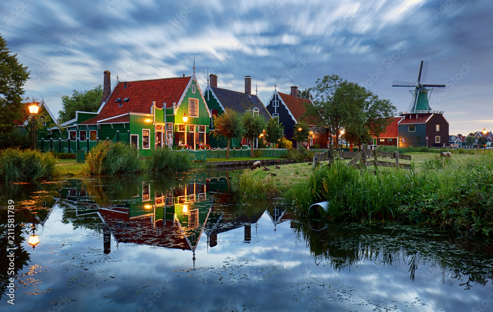 Naklejka premium Tradycyjny dom w historycznej miejscowości Zaanse Schans, Holandia w nocy