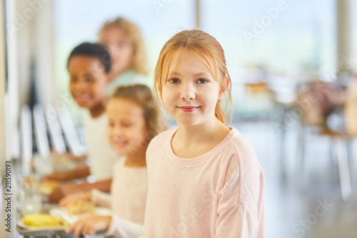 Mädchen und andere Kinder am Büffet