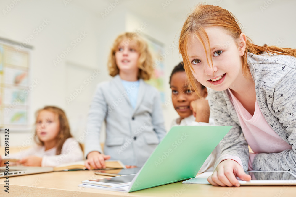 Gruppe Schüler im Unterricht Gruppe Schüler im Unterricht