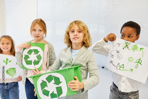 Kinder planen ein Recycling Projekt