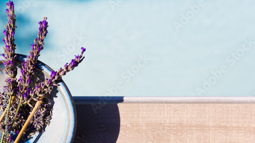 Fototapeta Naklejka Na Ścianę i Meble -  lavande et faïence en bord de piscine  