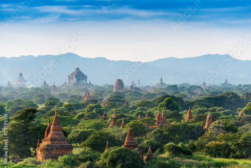 Fotografia View of ancient pagodas in Bagan, Myanmar. Copy space for text.