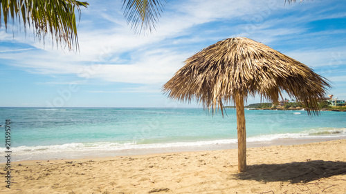 karibischer Traumstrand mit Sand und Sonnenschirm in Playa Rancho Luna © JuliaNaether