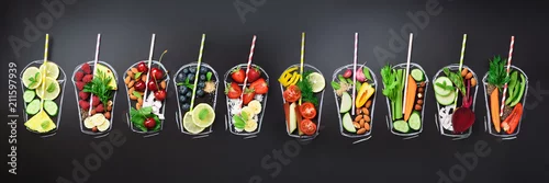 Obraz Składniki żywności do mieszania koktajlu lub soku na szkle malowanym na czarnej tablicy. Widok z góry z miejsca kopiowania. Organiczne owoce, warzywa. Wegetariańskie, wegańskie, detoksykacyjne, czyste jedzenie