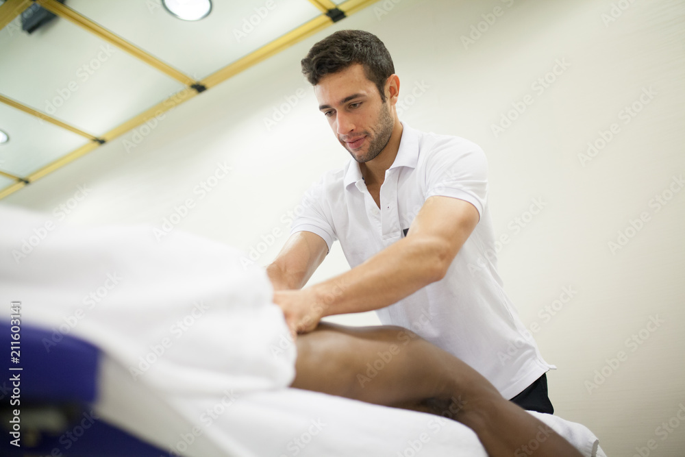 Obraz premium physiotherapist applying massage
