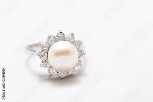 Pearl on diamond ring © Bordin