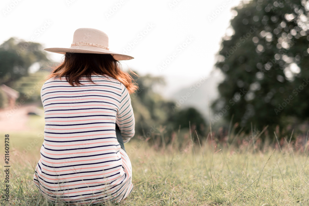 Obraz premium woman sad on the mountain