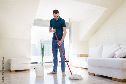 Foto household, housework and people concept - happy man with mop and bucket cleaning