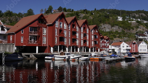 Hafenviertel mit Bootshäusern in Flekkefjord, Südnorwegen