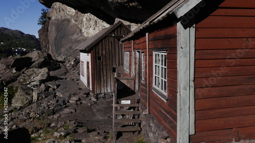 Historische Häuser under dem Helleren Felsen am Jössingfjord