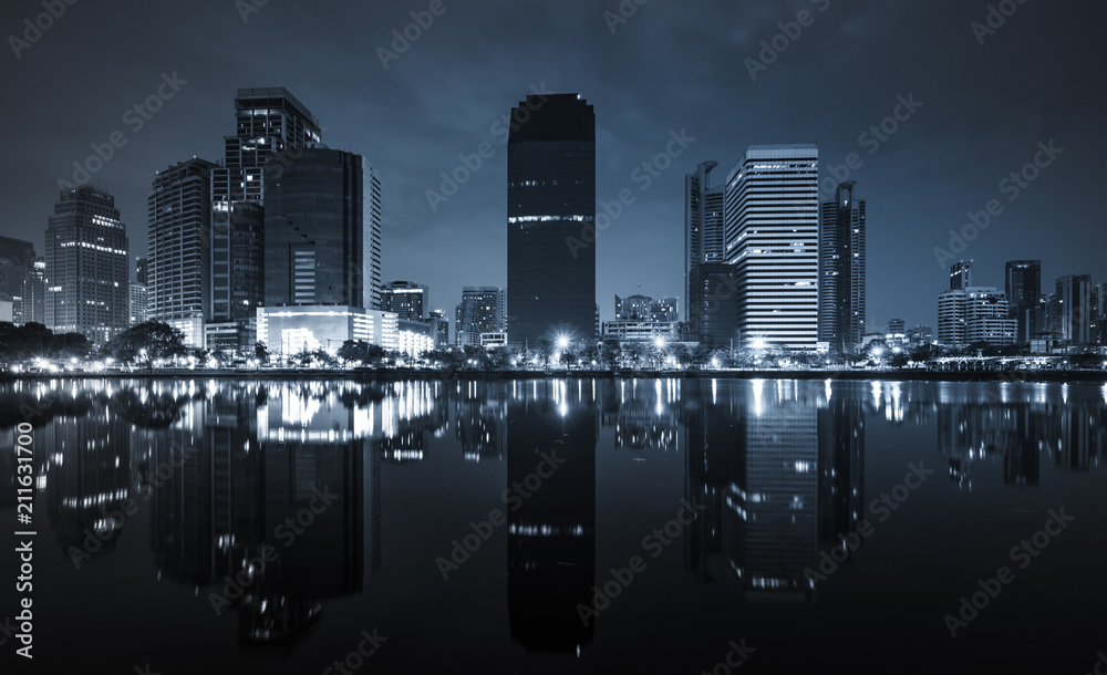 Naklejka premium scenic of dark night cityscape and mirror on water