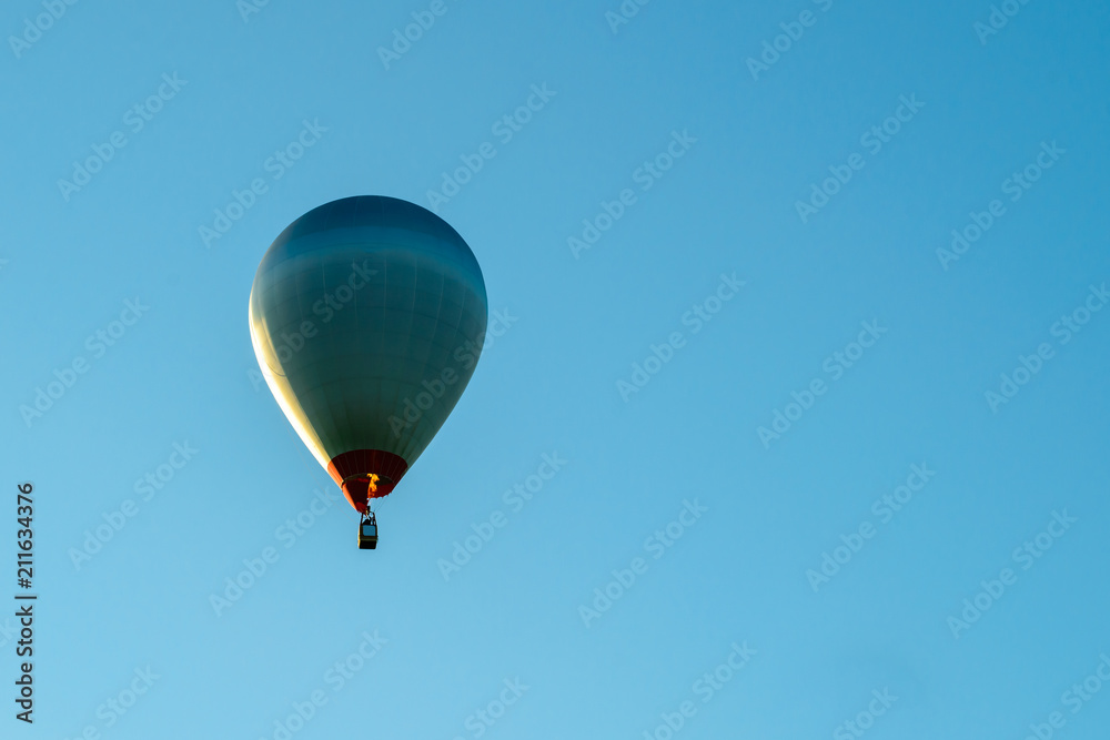 Obraz premium Bright green hot air balloon