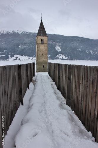 Campanile sommerso nel lago di Resia, Alpi italiane, Alto Adige photo