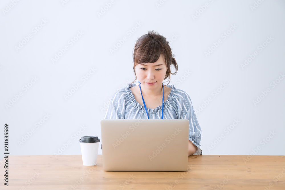 ノートパソコンで仕事をする女性 ノートパソコンで仕事をする女性