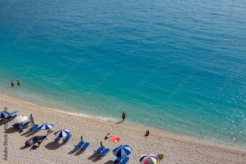 Playa con mar azul turquesa y arena blanca en Grecia Playa con mar azul turquesa y arena blanca en Grecia