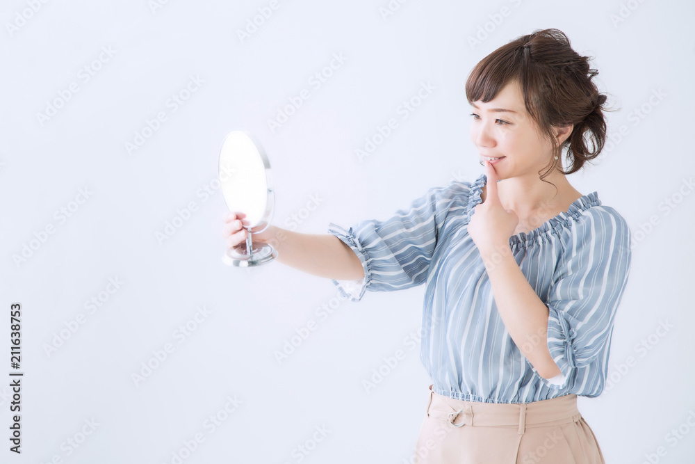 口を見て笑う女性 口を見て笑う女性