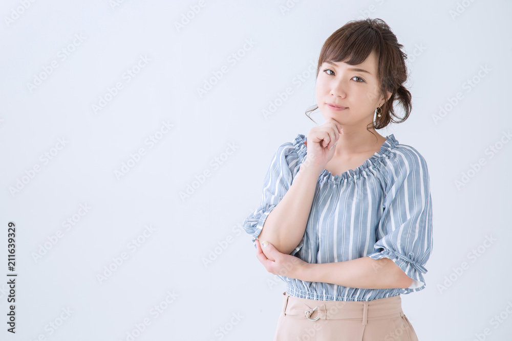 考える女性 考える女性
