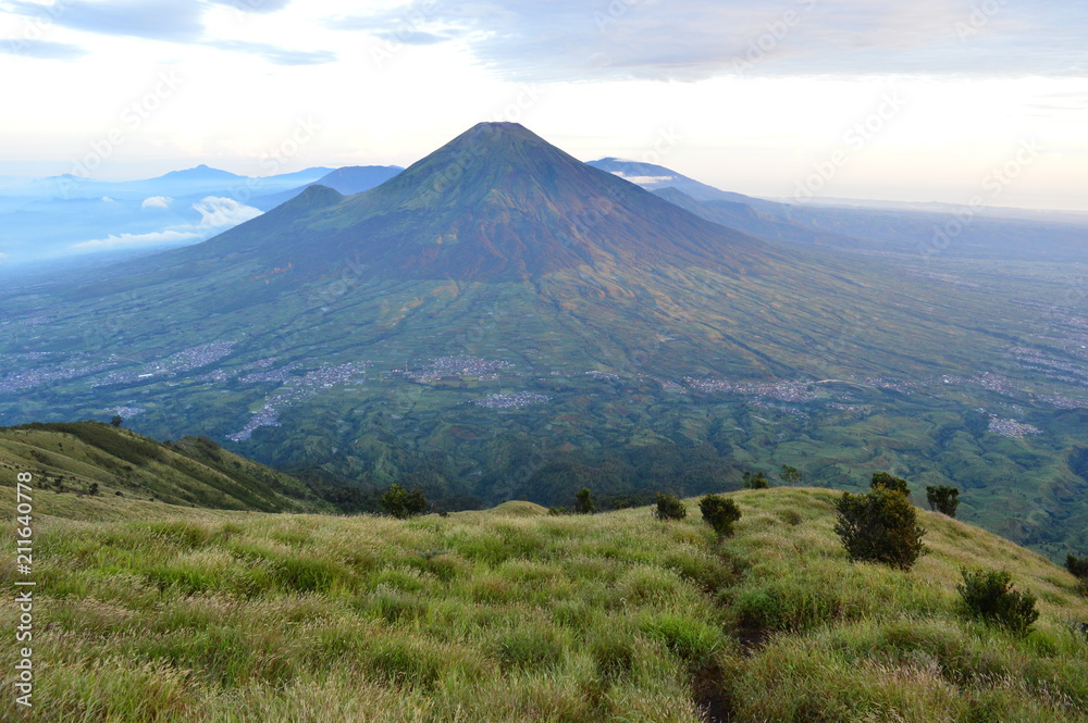 Fototapeta premium Green Grass Hill with Beautiful Mountain