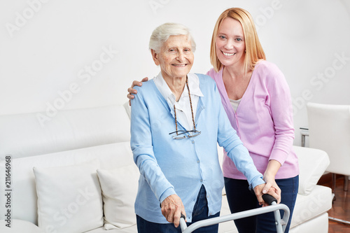 Familie macht häusliche Pflege bei Seniorin