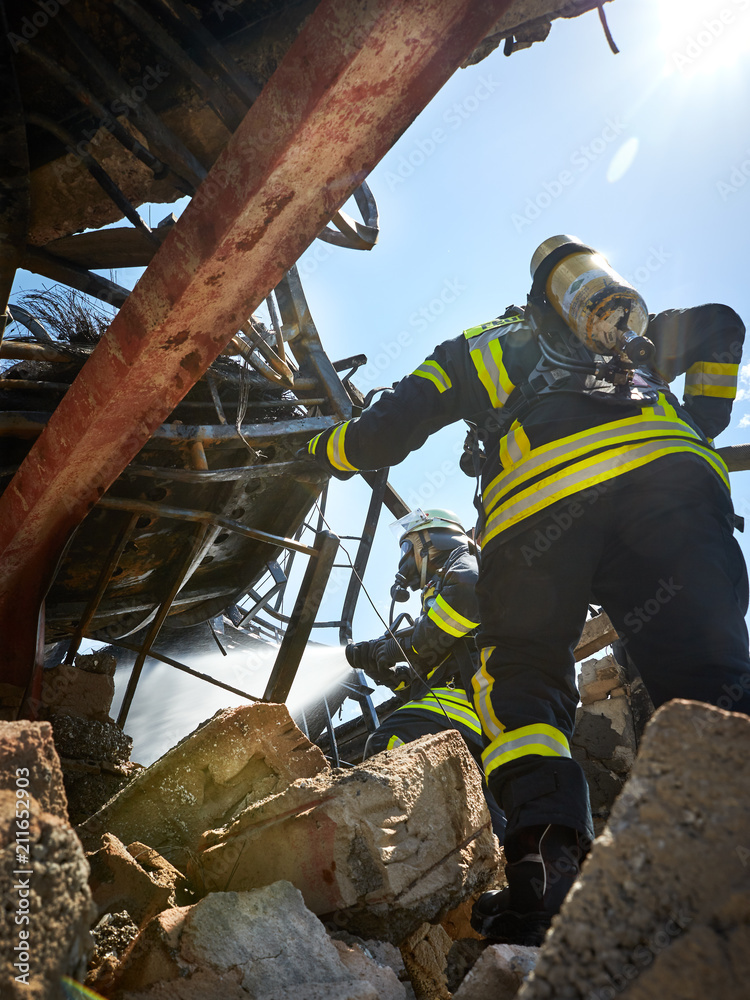 Obraz premium Feuerwehr - Feuerwehrmänner löschen Brand