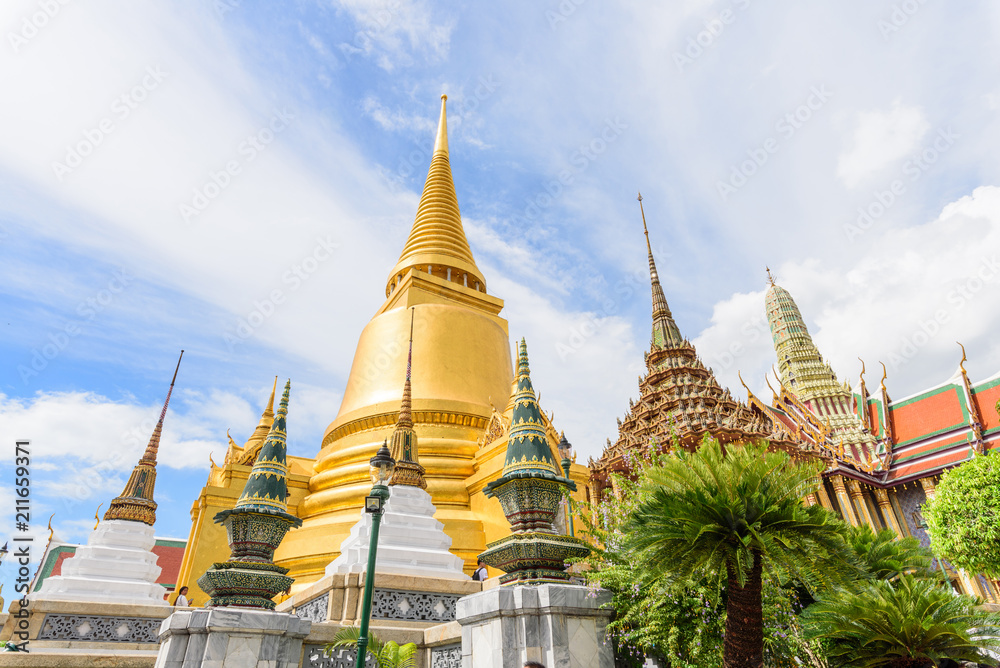Fototapeta premium Golden Pagoda in Wat Phra Kaew / Wat Phra Kaew Public Temple Landmark in Thailand