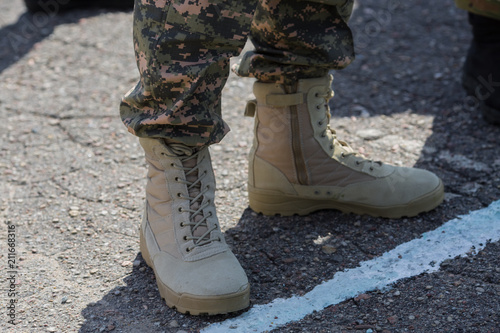 Fotografia The person put in army infantry boots faces the white line