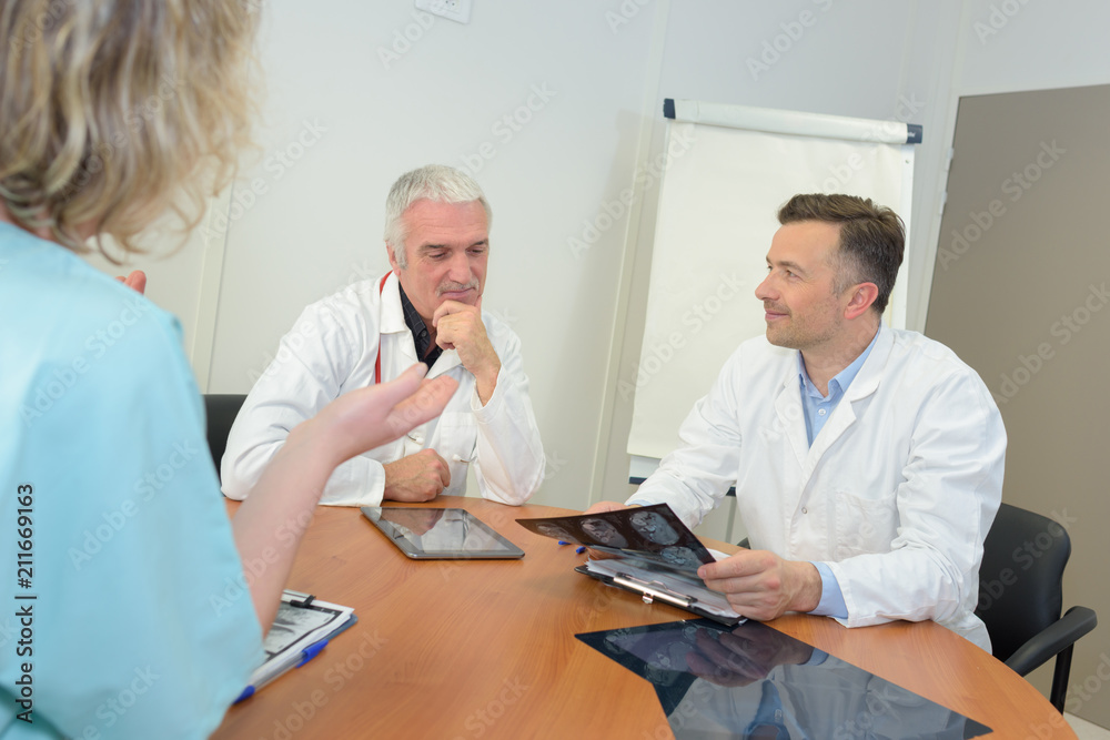 Obraz premium Medical workers dicussing xray results