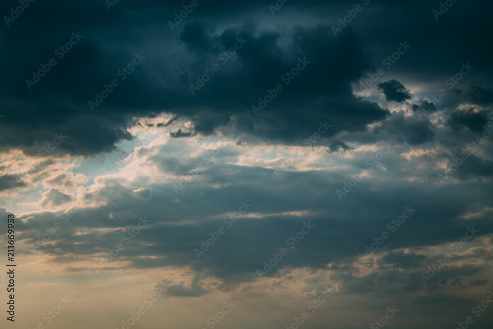 Obraz premium Dark storm clouds and sunrays