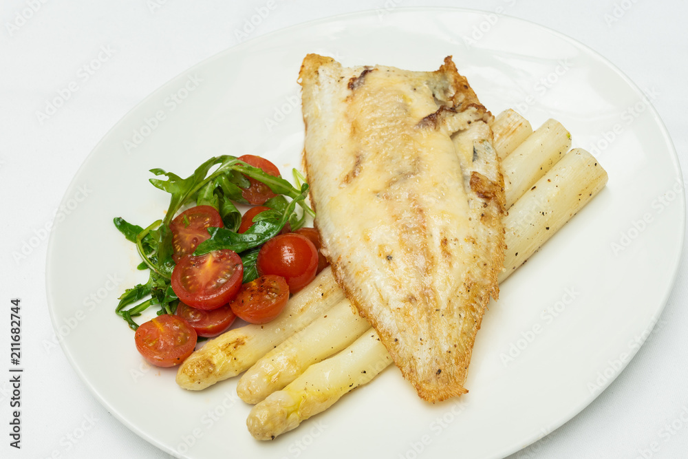 Seezunge mit frischem Spargel, Tomaten und Rucola