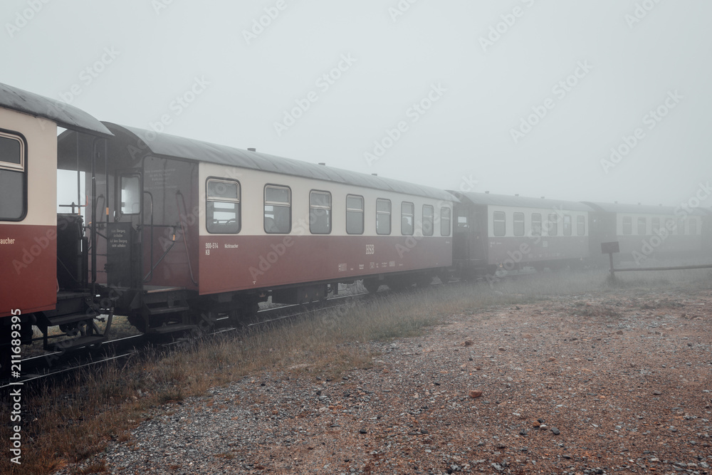 Alte Wagons der Eisenbahn kommen aus dem Nebel Alte Wagons der Eisenbahn kommen aus dem Nebel