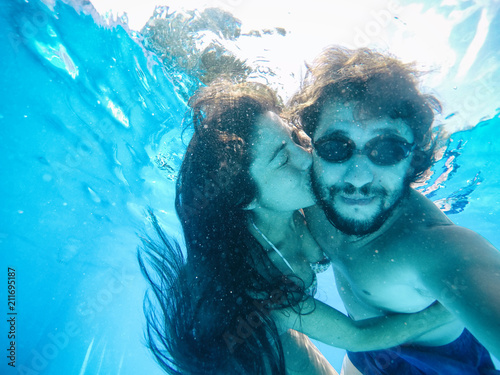 happy couple under the water in a pool © quemirasbobo