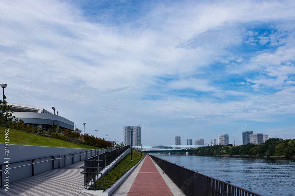 (東京都ｰ都市風景)豊洲ぐるり公園沿いの川と歩道１