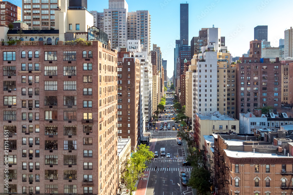 Naklejka premium Zasięrzutny widok ruchliwej sceny ulicznej na 1st Avenue w Manhattan Nowy Jork