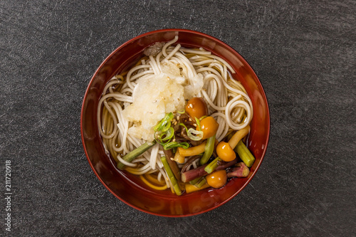 典型的な日本そば　Japanese noodles(soba buckwheat noodle)