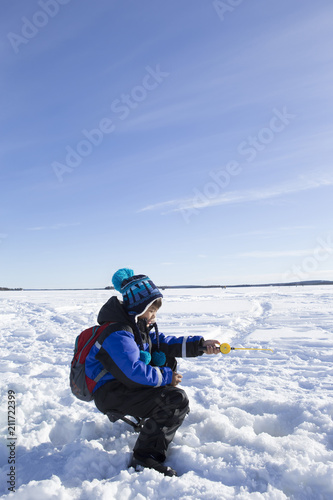 氷上釣りをする子供