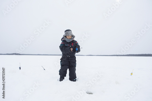 氷上釣り 子供 雪景色