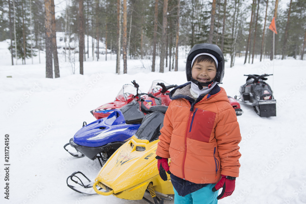 スノーモービルと子供 雪景色
