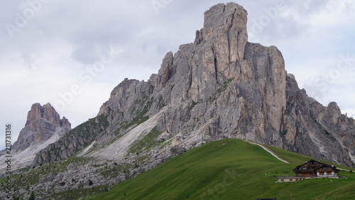 Foto House at the foot of one of the mountain peaks of the Dolomites of Italy