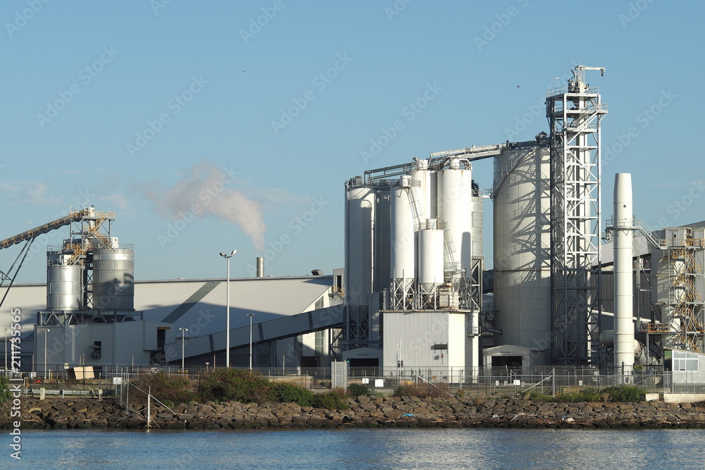Obraz premium Harbour side industrial chemical complex in Port Melbourne 2017