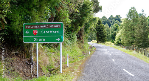 Φωτογραφία Signpost along the Forgotten World Highway