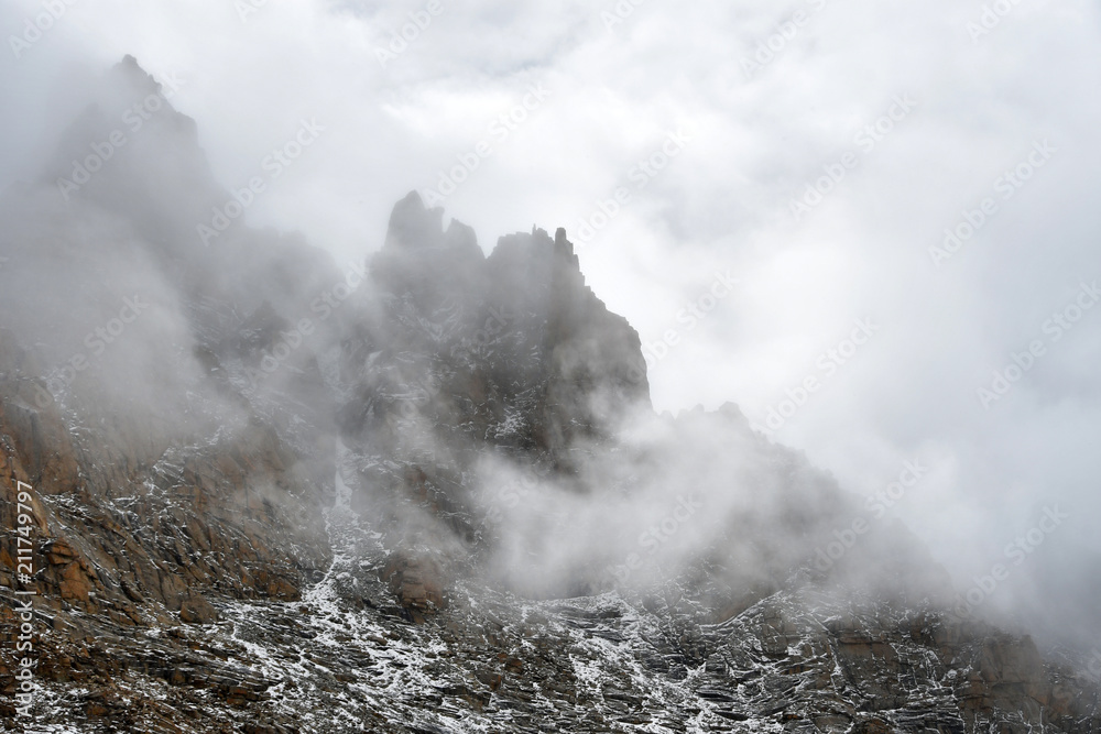 Тибет, горный пейзаж на высоте 5500 метров по маршруту внешней коры вокруг Кайласа в облачную погоду