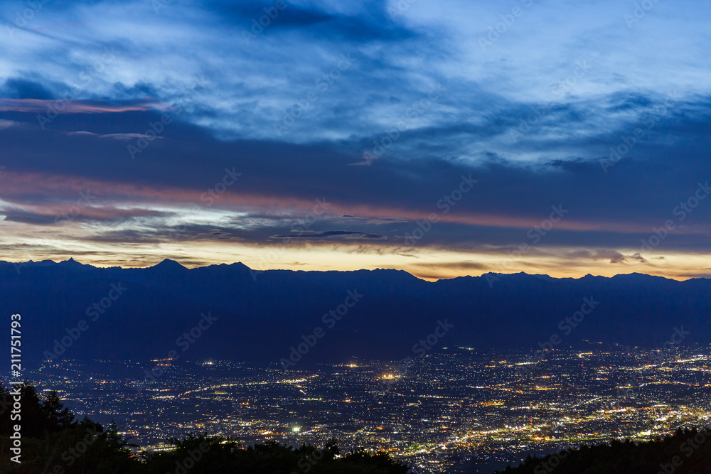 Obraz premium 北アルプスと街明かり