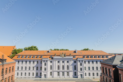 Hauptgebaeude und Innenhof der Uni Greifswald