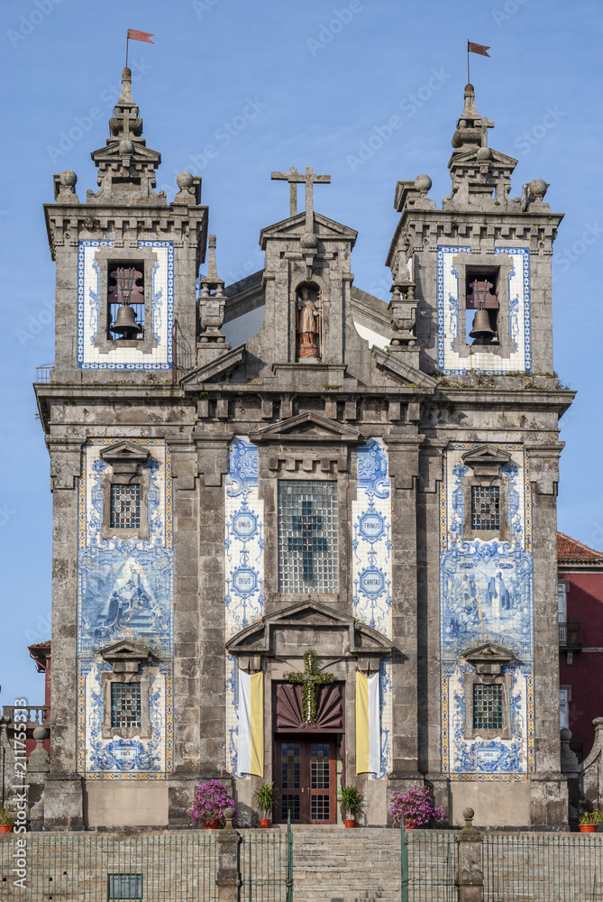 Fachada decorada con azulejos de la Iglesia de San Ildefonso en Porto,  Portugal Stock Photo | Adobe Stock