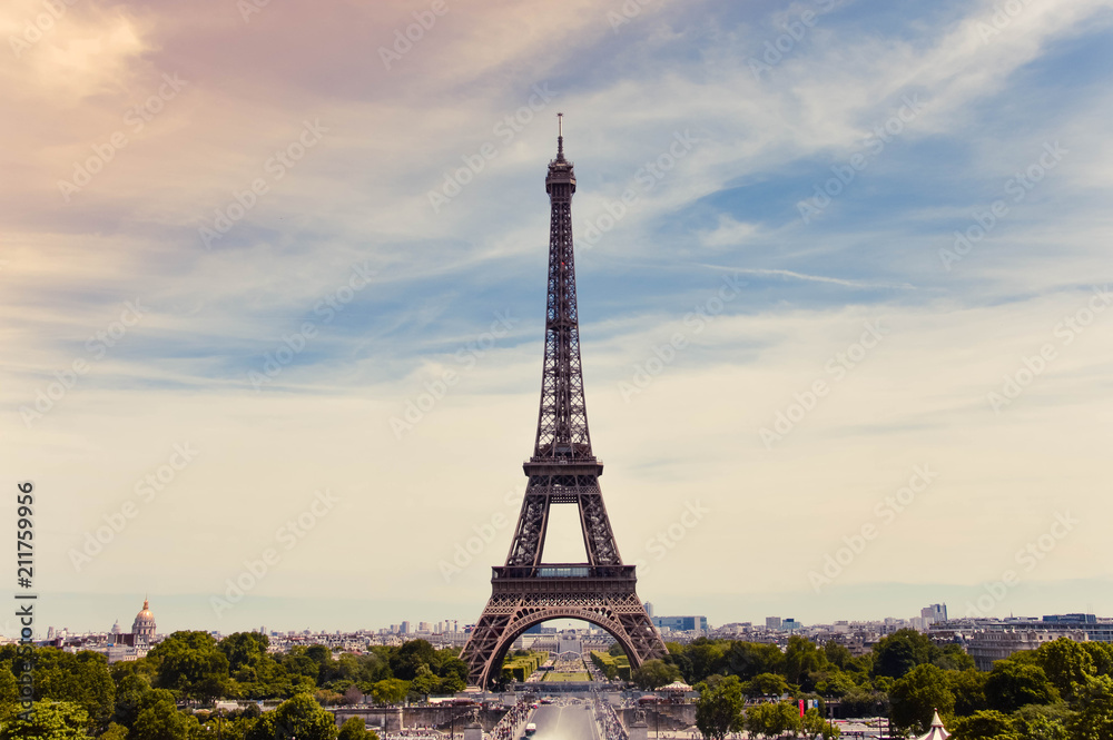 Naklejka premium Paris et sa tour Eiffel