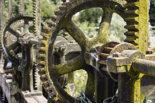 Obraz na plátne Control Gear wheels for UK canal close up