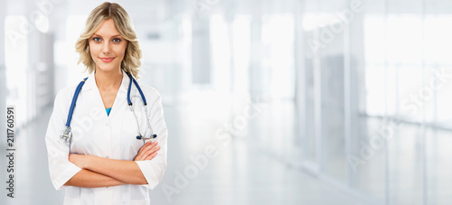 Canvas-taulu Young female doctor on modern clinic background.
