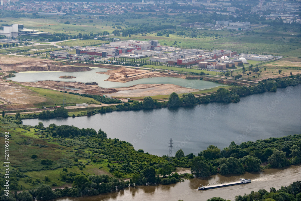 vue aérienne de sablière et d'une usine de traitement de l'eau et des déchets à Carrières-sou-Poissy en France