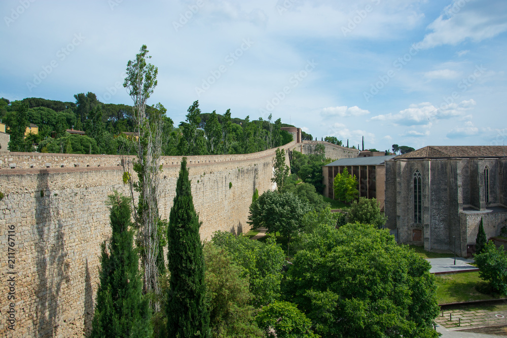 Obraz premium View of the fortress wall in Girona, landscape