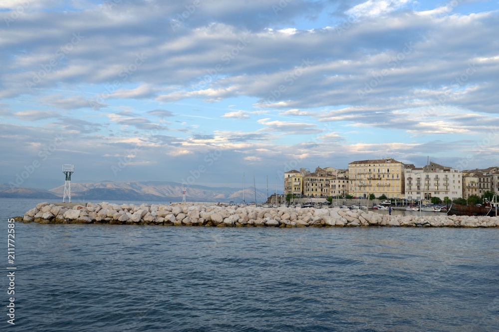 Fototapeta premium Digue du port de Corfou